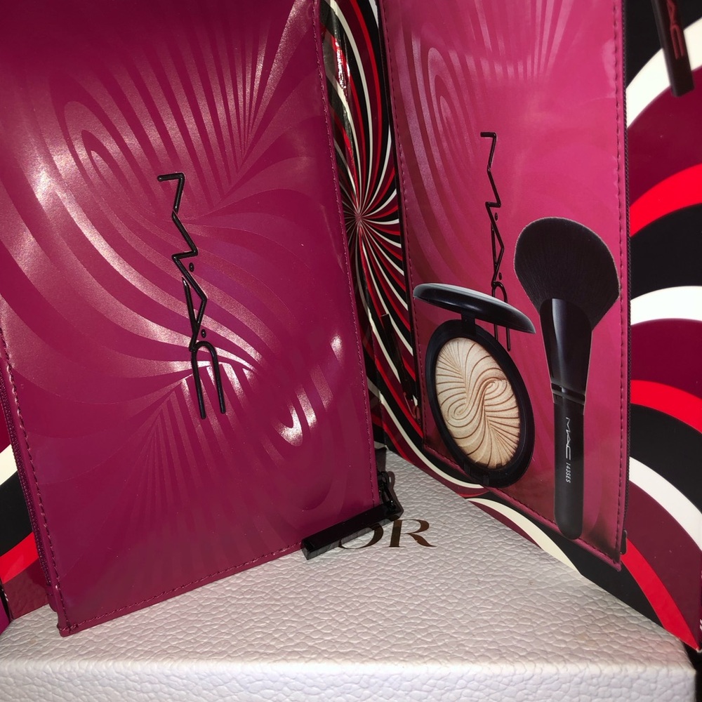 MAC Extra Dimension Highlighter Kit -Brand New in Box (MAC Brush Included) BNIB